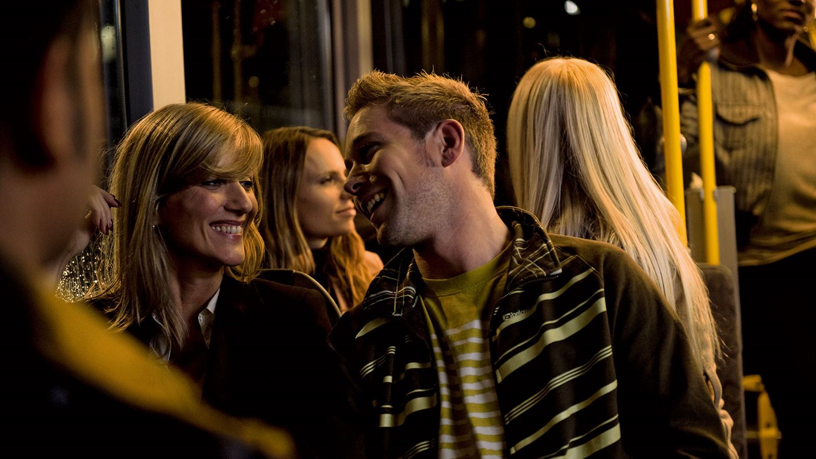 Junge Menschen in einem Nachtbus. 