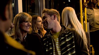 Des jeunes se trouvent à bord d’un bus de nuit. 