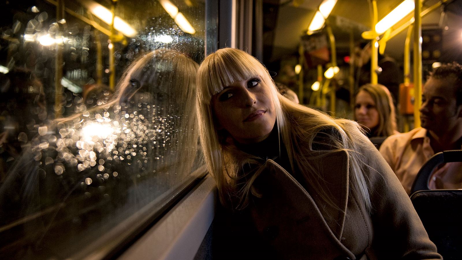 Una ragazza si trova a bordo di un autopostale.  