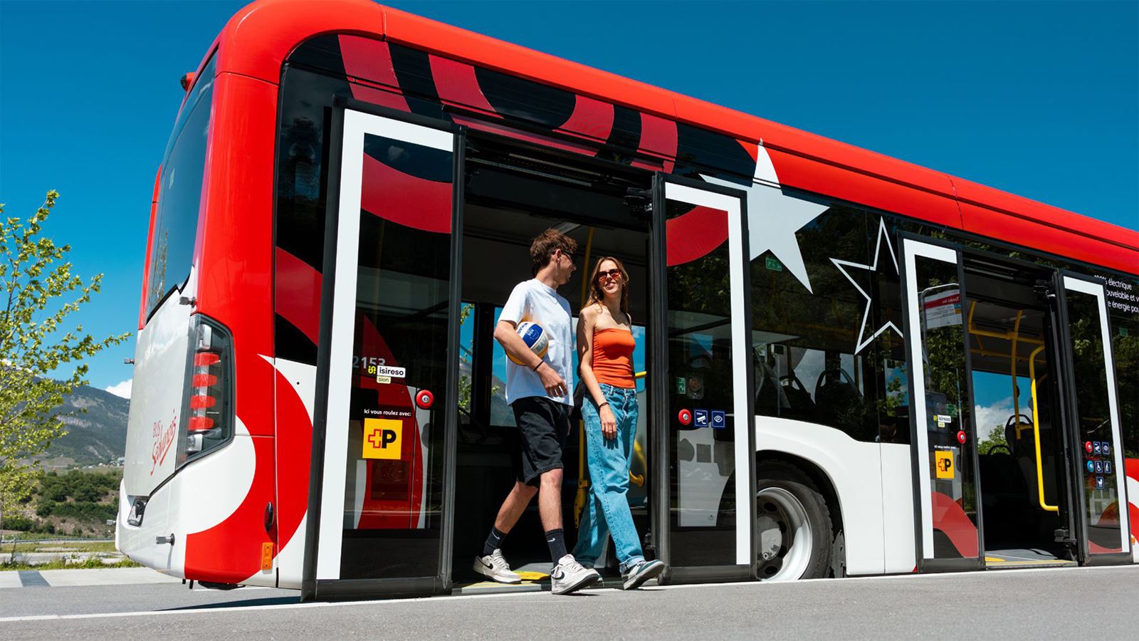 Jeune couple sortant du bus en soirée