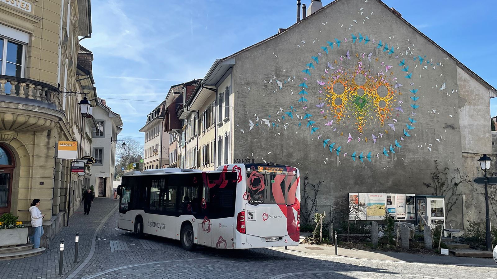 The Estavayer City Bus runs through the city center of Estavayer-le-Lac and its crown. Operated by CarPostal, line 501 is a new link to mobility for the municipality of Estavayer and its inhabitants.