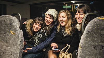 Der PubliCar bringt die jungen Personen sicher ans Ziel!