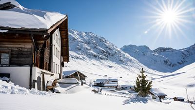 Le juf sous la neige pendant une journée radieuse.
