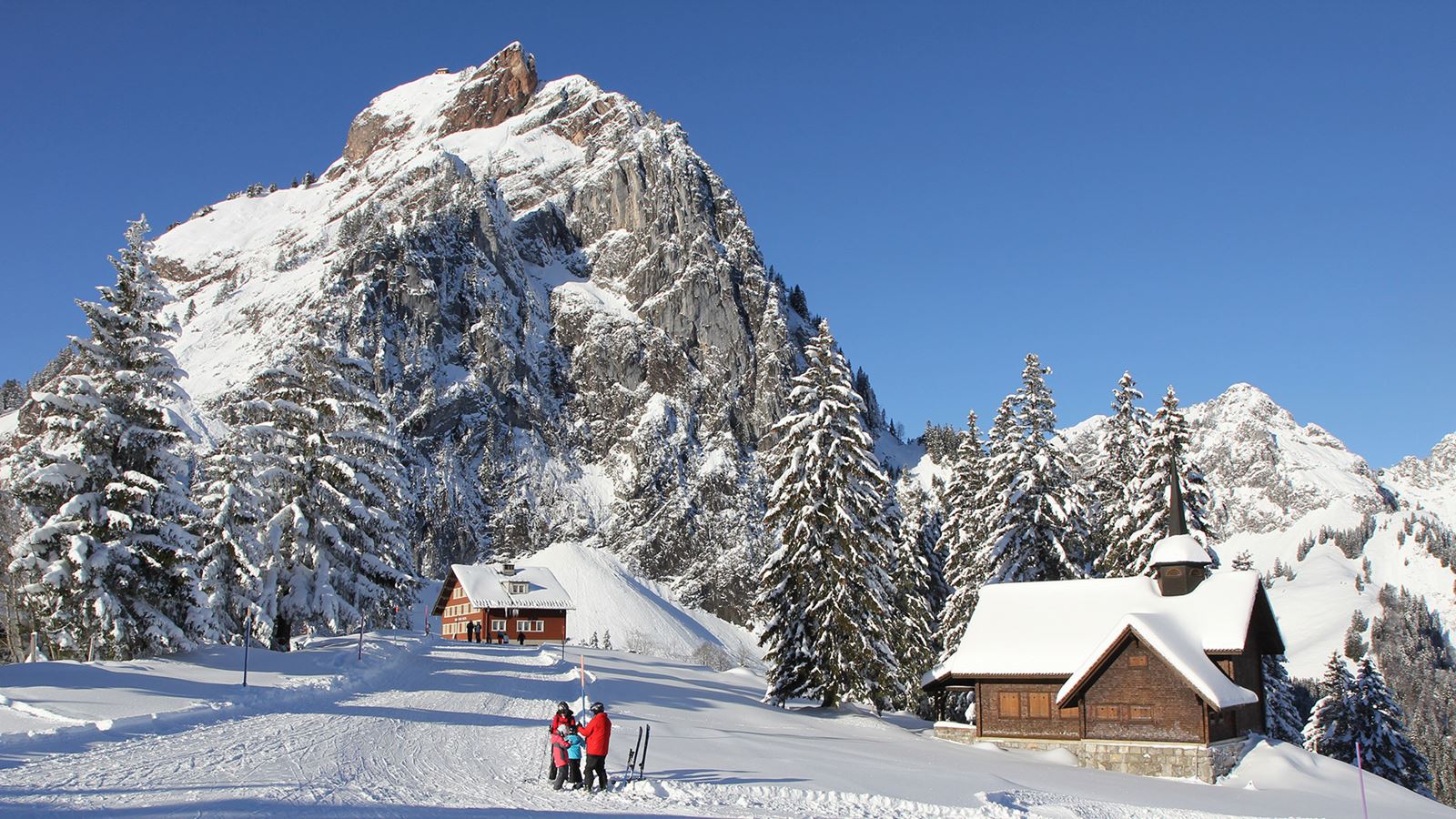 Die Bergkapelle Holzegg östlich des Grossen Mythen in der verschneiten Landschaft.