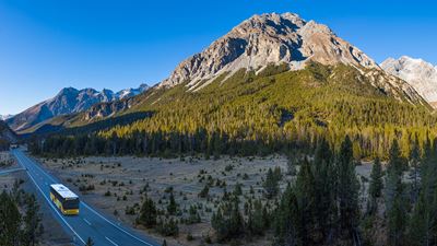 Car postal traversant le Parc national suisse