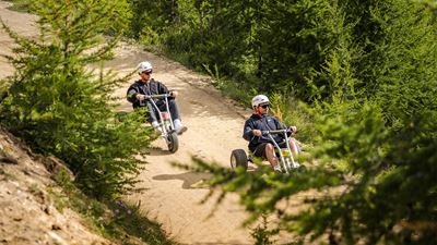 Con le Mountaincarts potete scendere dall’Hannig su una strada naturale lunga 5 km fino a Saas-Fee.