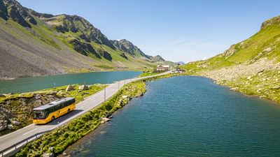 Le car postal circule sur le col de la Flüela.