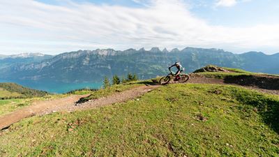 Ciclisti sul Flumserberg con la catena montuosa del Churfirsten sullo sfondo. © Flumserberg