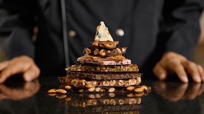 piramide di diversi tipi di cioccolato fatto in casa   © Läderach AG