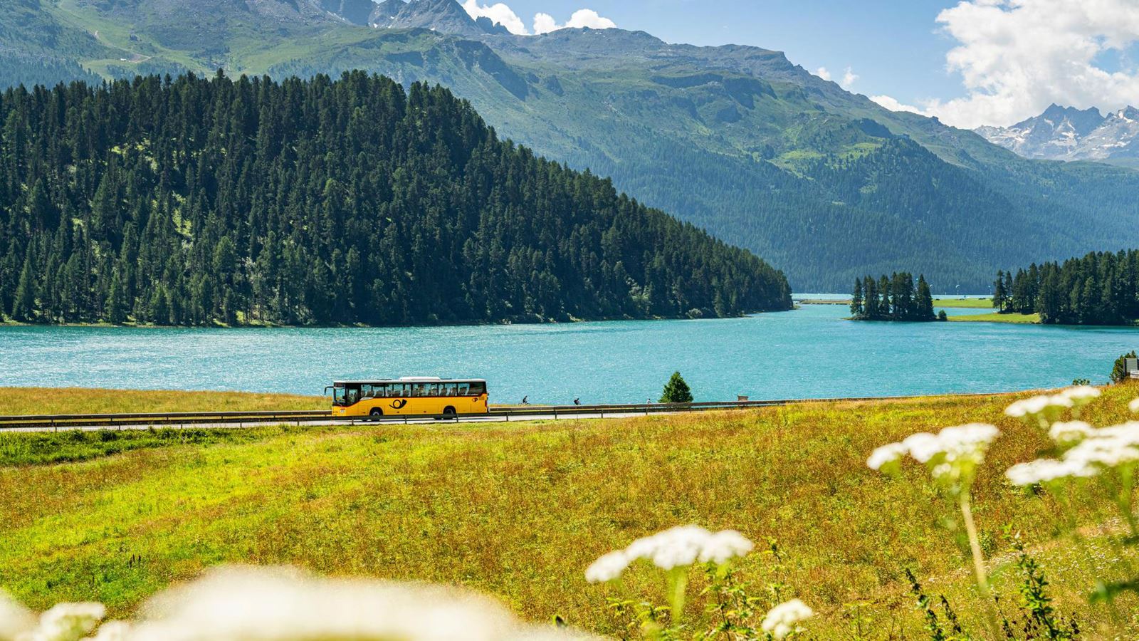Das Postauto fährt entlang dem Silsersee. © Yanik Bürkli