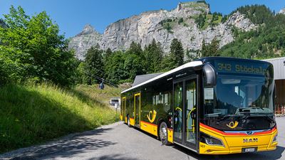 Un autopostale davanti a uno scenario montano