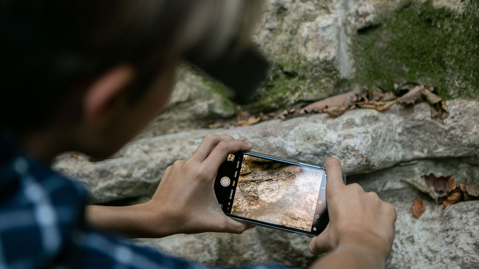 Ein Kind entdeckt Fossilien auf dem Monte San Giorgio. Copyright: Ticino Turismo, Loreta Daulet