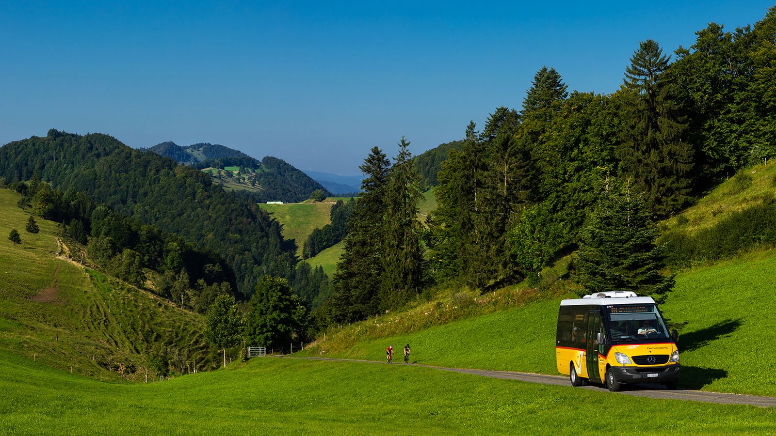 The NaturparkBus travels through the beautiful landscape of the Thal Nature Park.