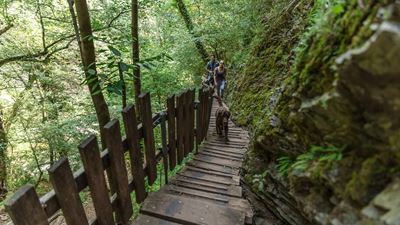 Deux personnes se promènent sur un sentier du parc des gorges de la Breggia. © Ticino Turismo, Alessio Pizzicannella