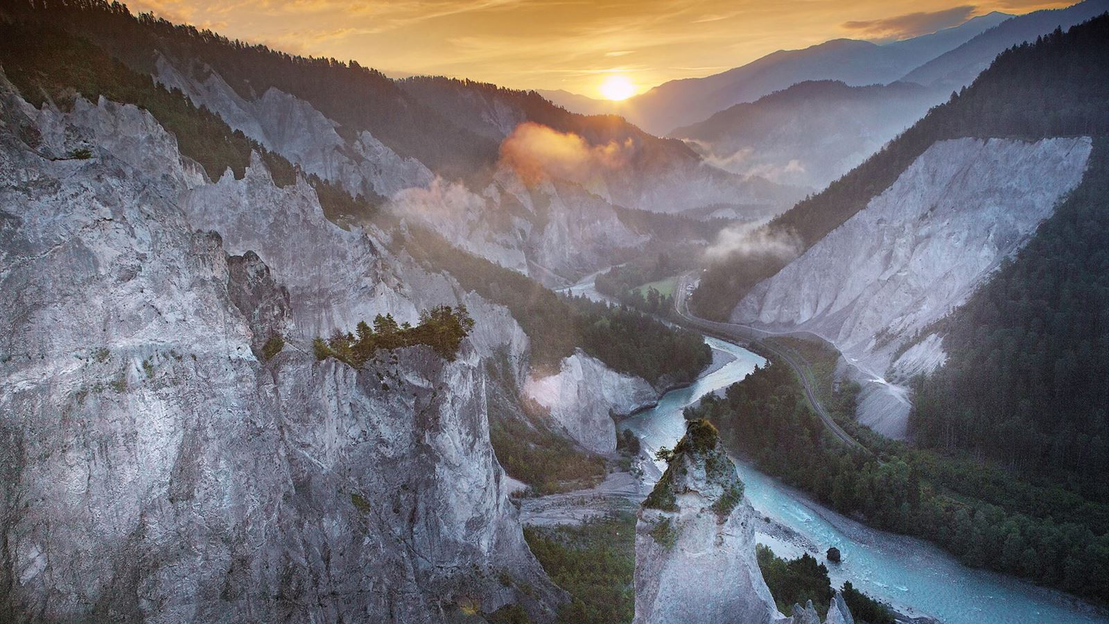 Die Sonne geht über der Rheinschlucht unter. © Flims I Gaudenz Danuser