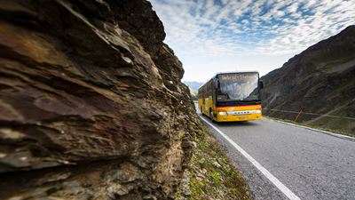 Un car postal gravissant le col du Stelvio.