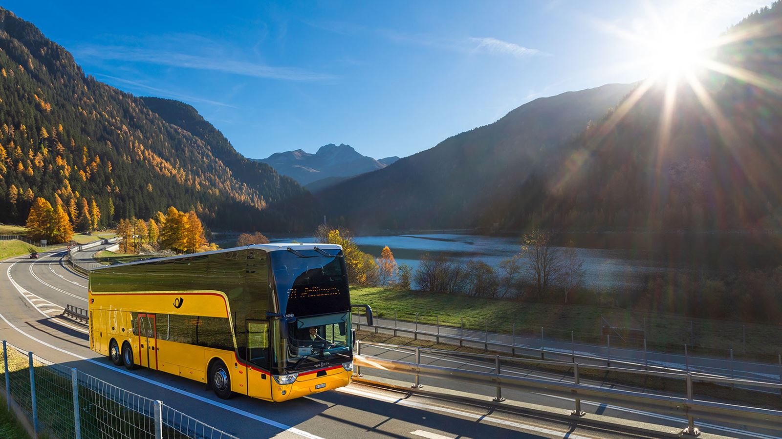 A l’automne, le CarPostal longe le lac de Sufner en direction de Bellinzone.