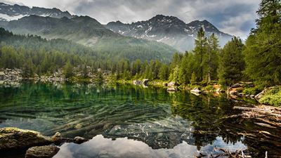 Die Berge spiegeln sich im kristallklaren Lago di Saoseo.
