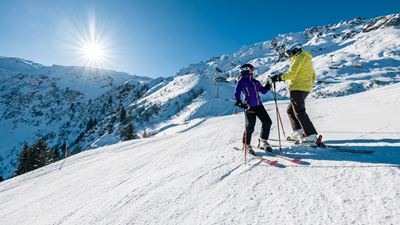 Deux skieurs descendant une piste