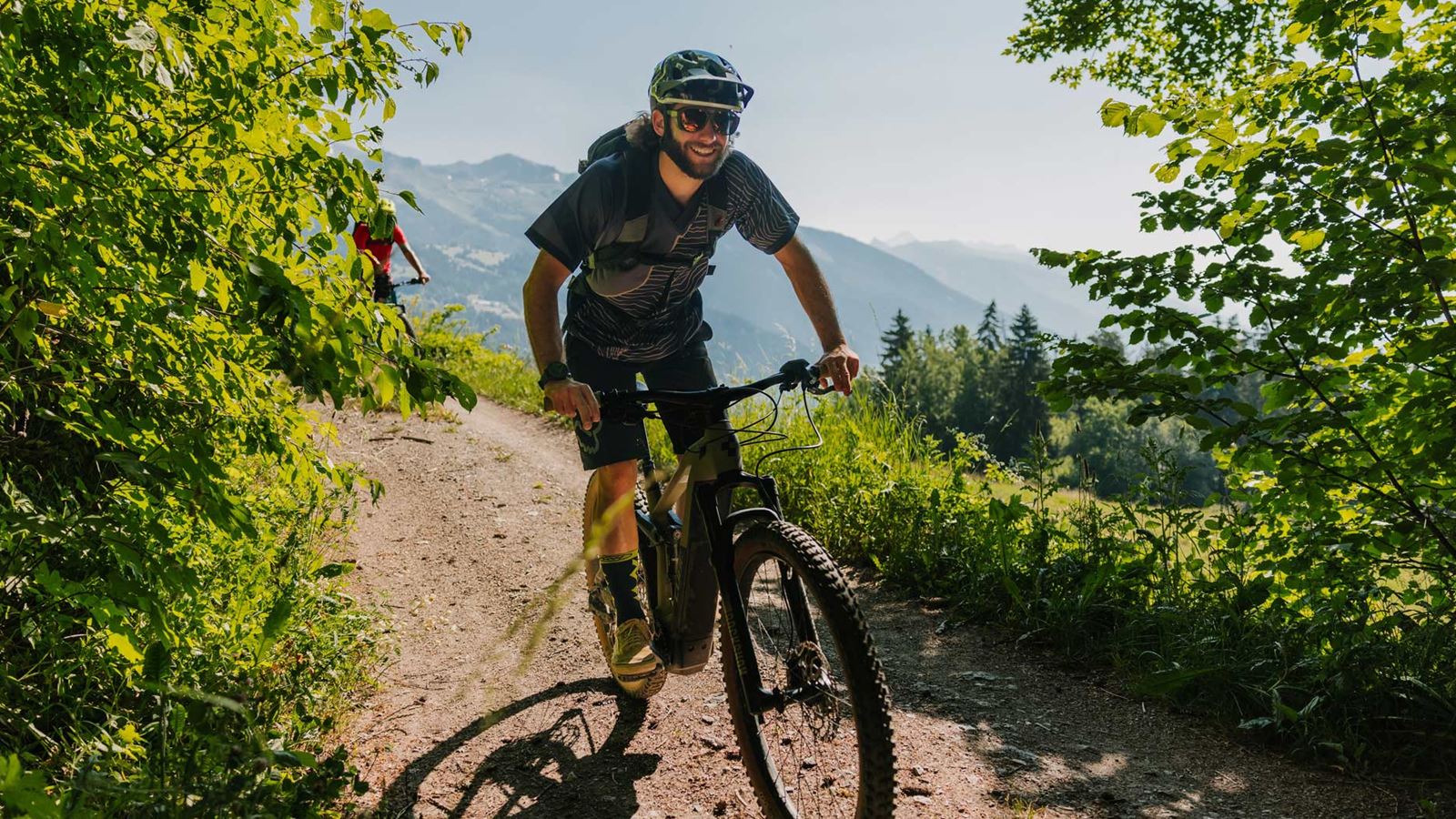 Velofahrer entlang der Strecke Bike-Dörfer Copyright: © VWP_Benjamin Weissen_LevinStudio GmbH