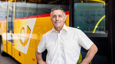 Questa tratta è accessibile in estate grazie ad AutoPostale, ma solo dieci conducenti osano cimentarsi in quest’impresa davvero ardua. Josy Germanier è uno di loro.