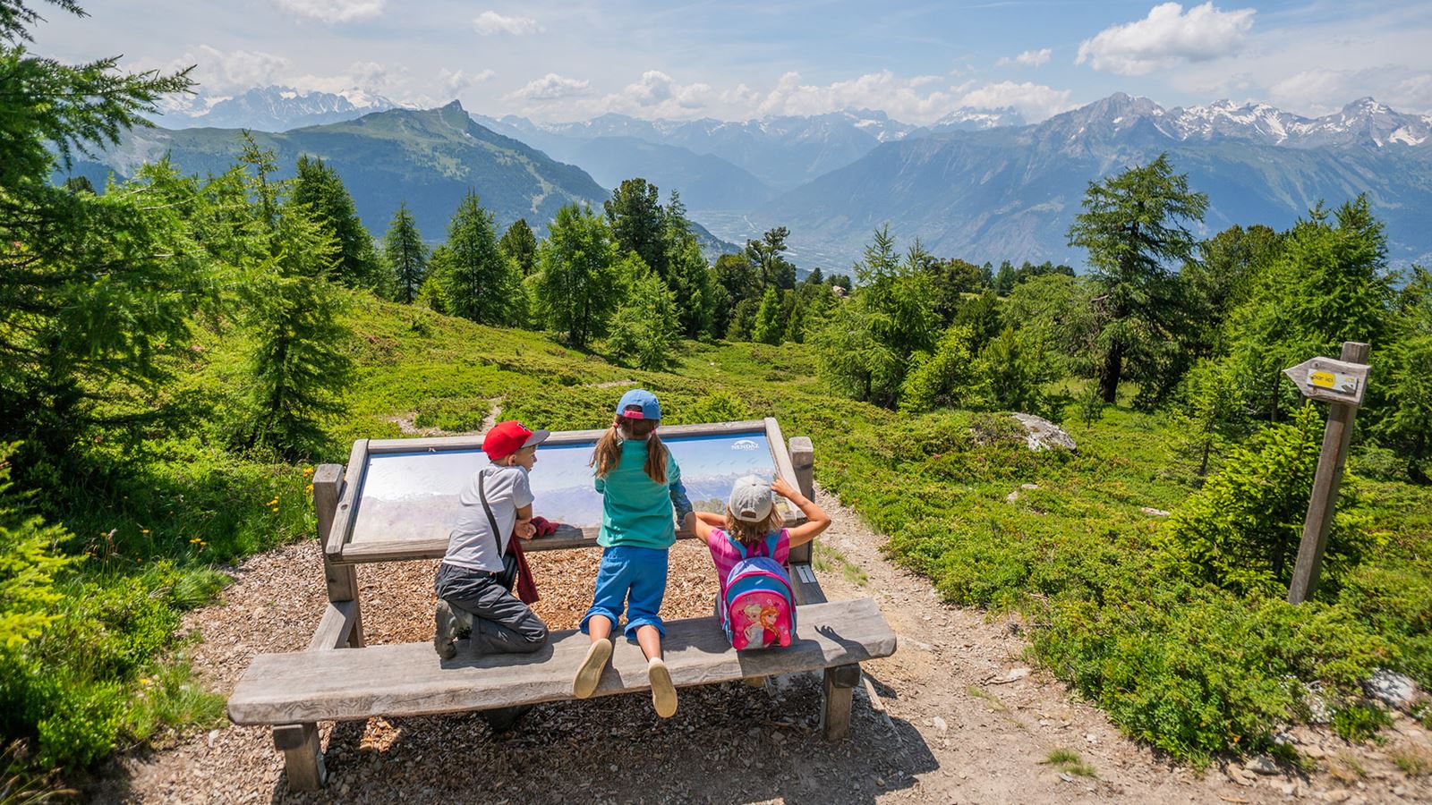 Enfants devant un panneau didactique