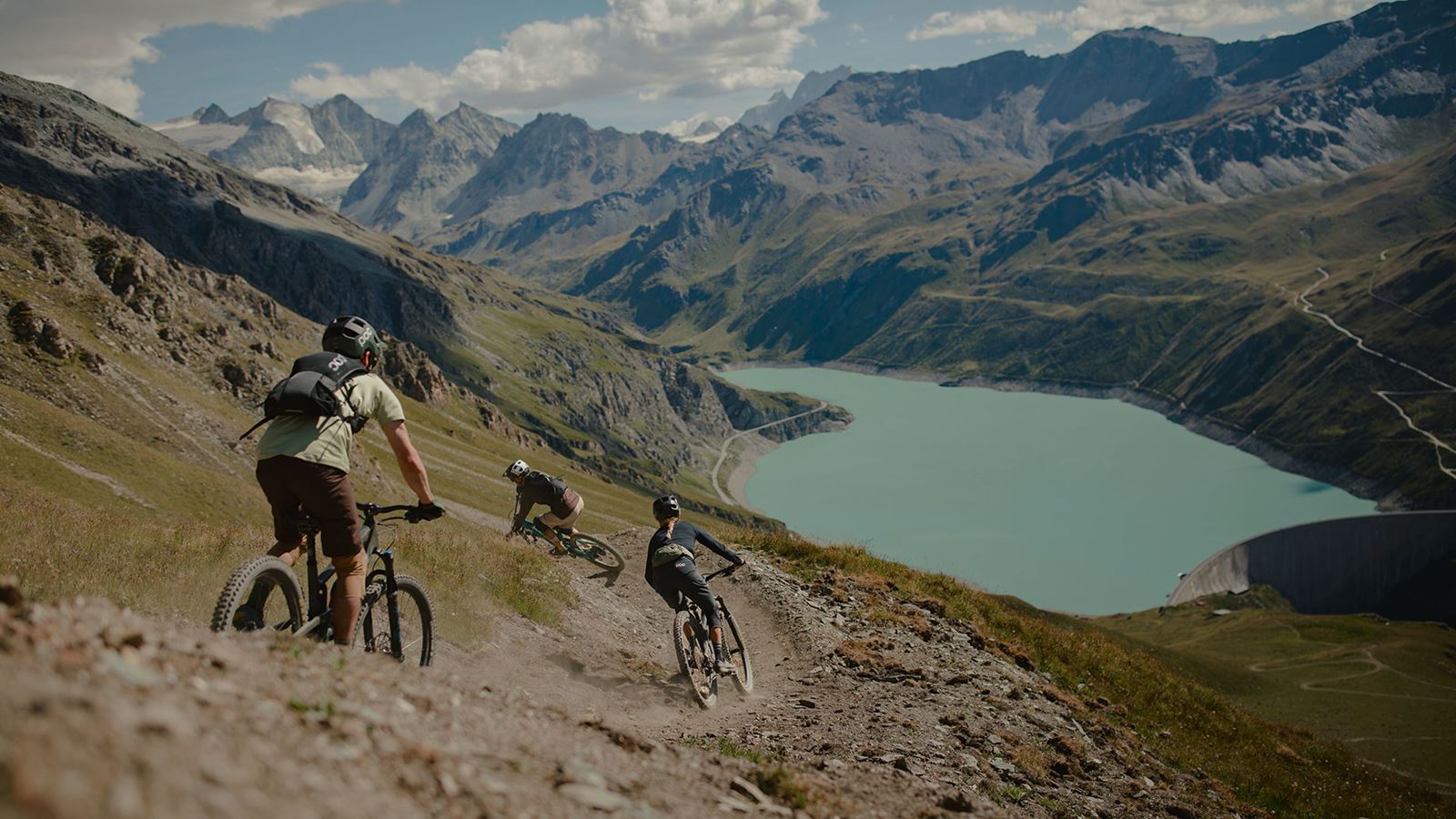 Drei Mountainbiker in den Walliser Bergen