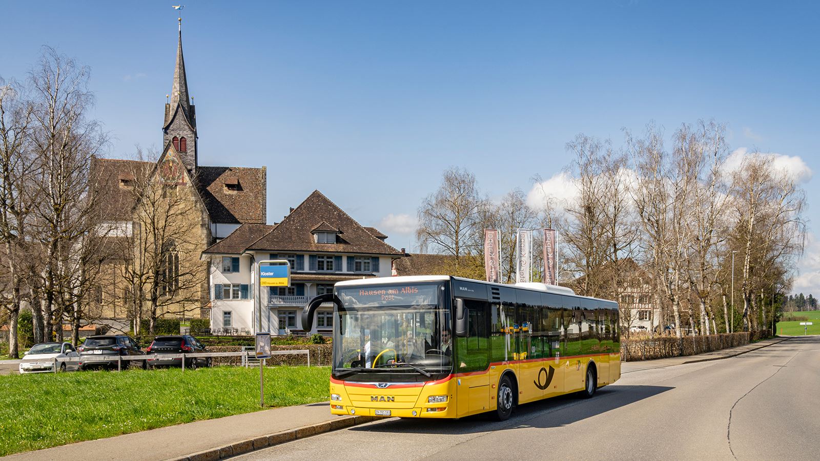 Un CarPostal traverse un paysage automnal