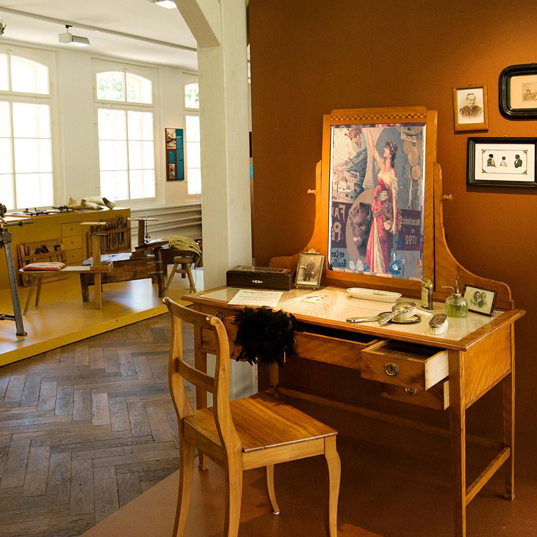 Work table in the HAARUNDKAMM museum in Mümliswil