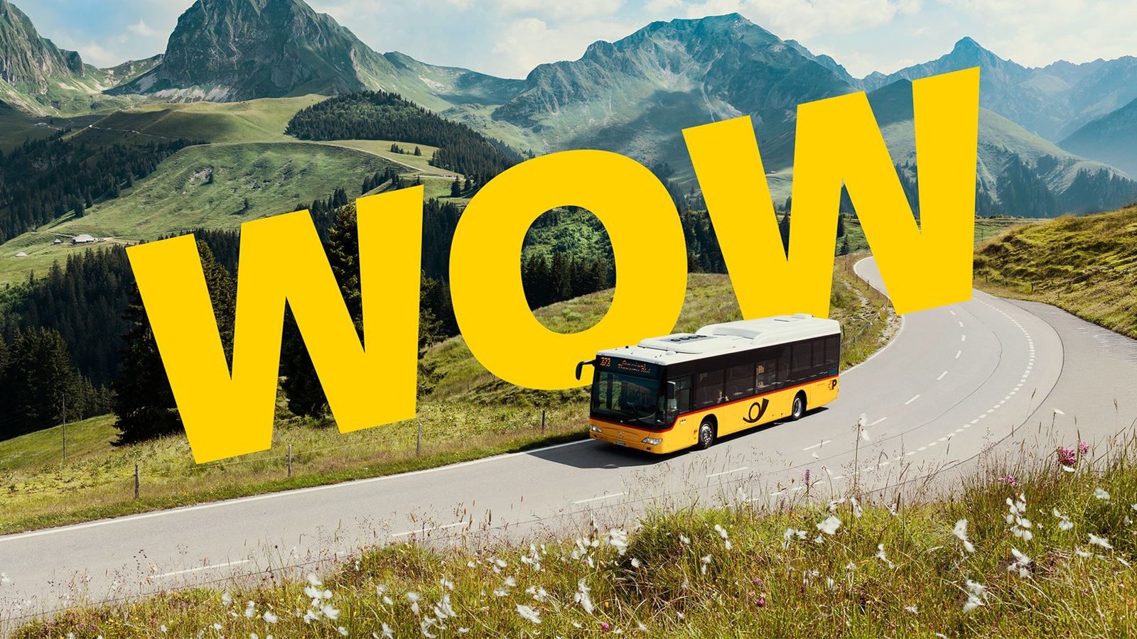 Ein Postauto fährt auf der Bergpoststrasse