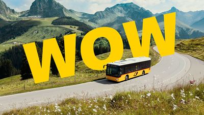 Un car postal sur une route postale de montagne