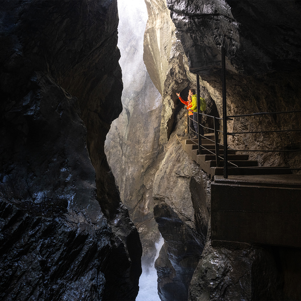 Gletscherwasser fliesst in der Gletscherschlucht über ein Tobel hinab.