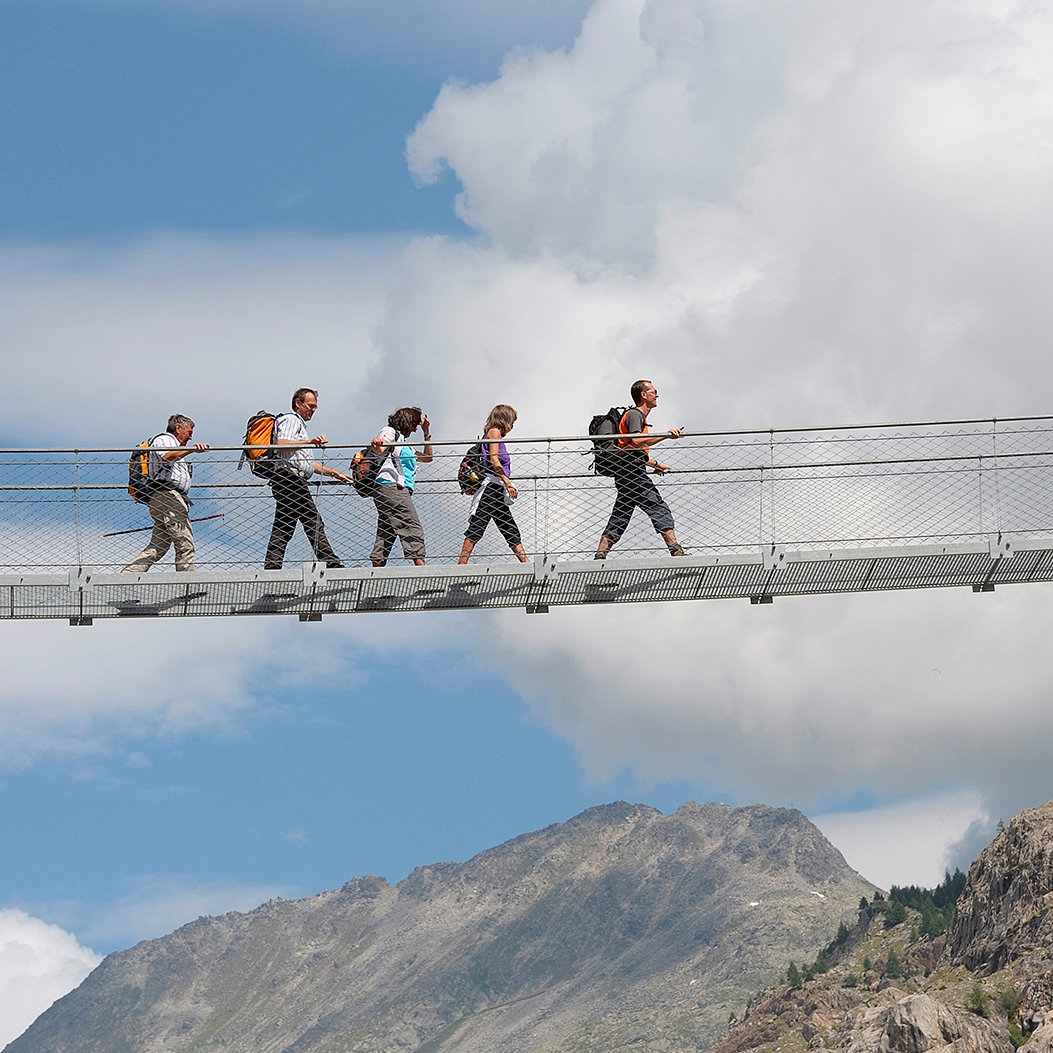 Randonneurs sur le pont suspendu