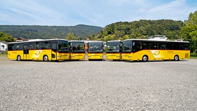 5 Postautos nebeneinander von der Fahrschule Fahrzeugflotte.    
