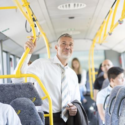 Fahrgast hält sich an einer gelben Haltestange fest