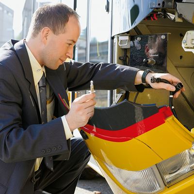 Postauto Fahrpersonal wechselt defekte Birne