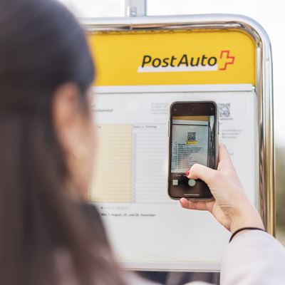 Fahrgast scannt einen Echtzeit QR-Code