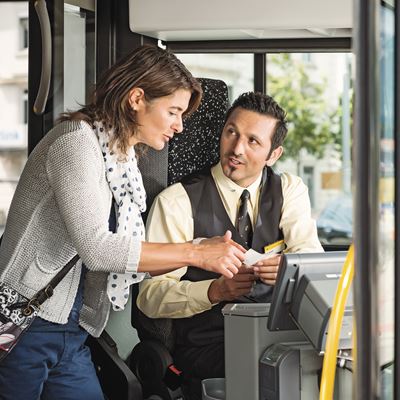 Le personnel de conduite CarPostal discute avec un voyageur