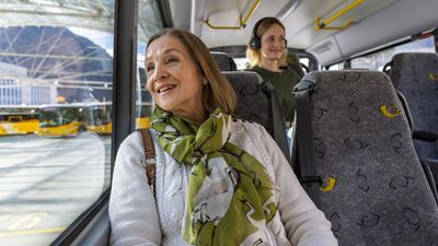 Zwei Frauen in einem PostAuto