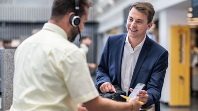 Un employé sert un client