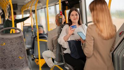 Un controllore controlla i passeggeri in autopostale