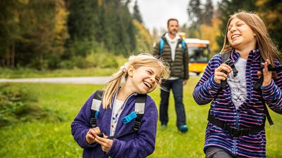 Zwei lachenden Kinder bei einem Ausflug ins Gantrisch Gebiet