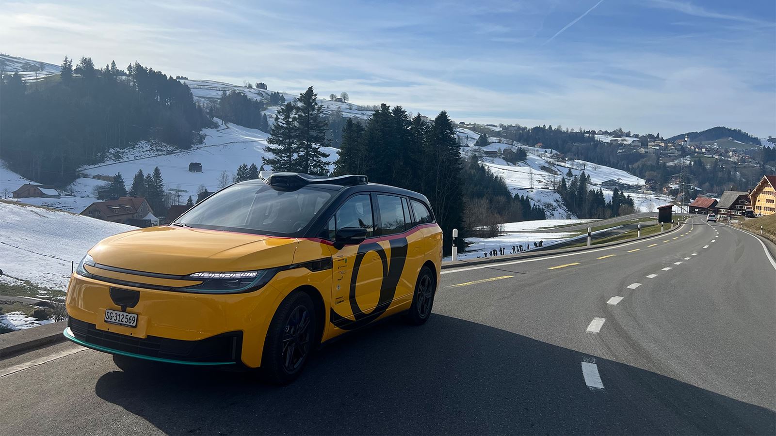 Es ist ein automatisiertes E-Auto ist vor ländlichen Kulisse zu sehen.