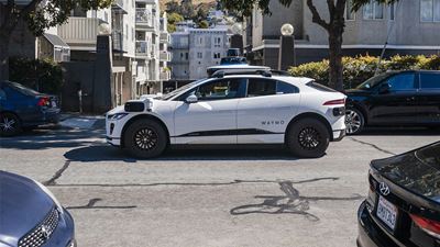 Autonomes Fahrzeug von Waymo fährt durch ein Wohnquartier in den USA