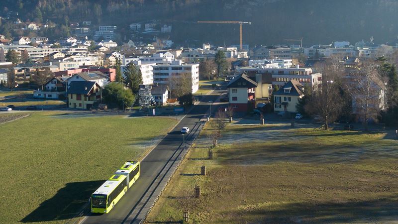 Vue aérienne d’un bus Liemobil circulant sur une route du Liechtenstein. 