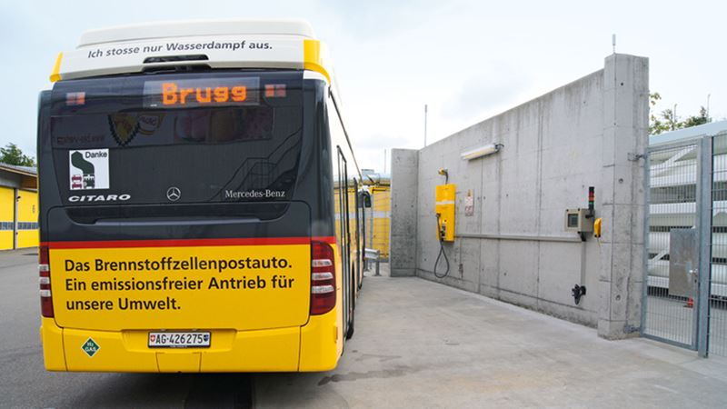 Die Rückseite eines Postautos mit der Aufschrift “Das Brennstoffzellenpostauto. Ein emissionsfreier Antrieb für unsere Umwelt”