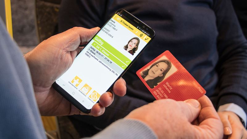 Nahaufnahme eines SwissPass und eines Kontrollgerätes