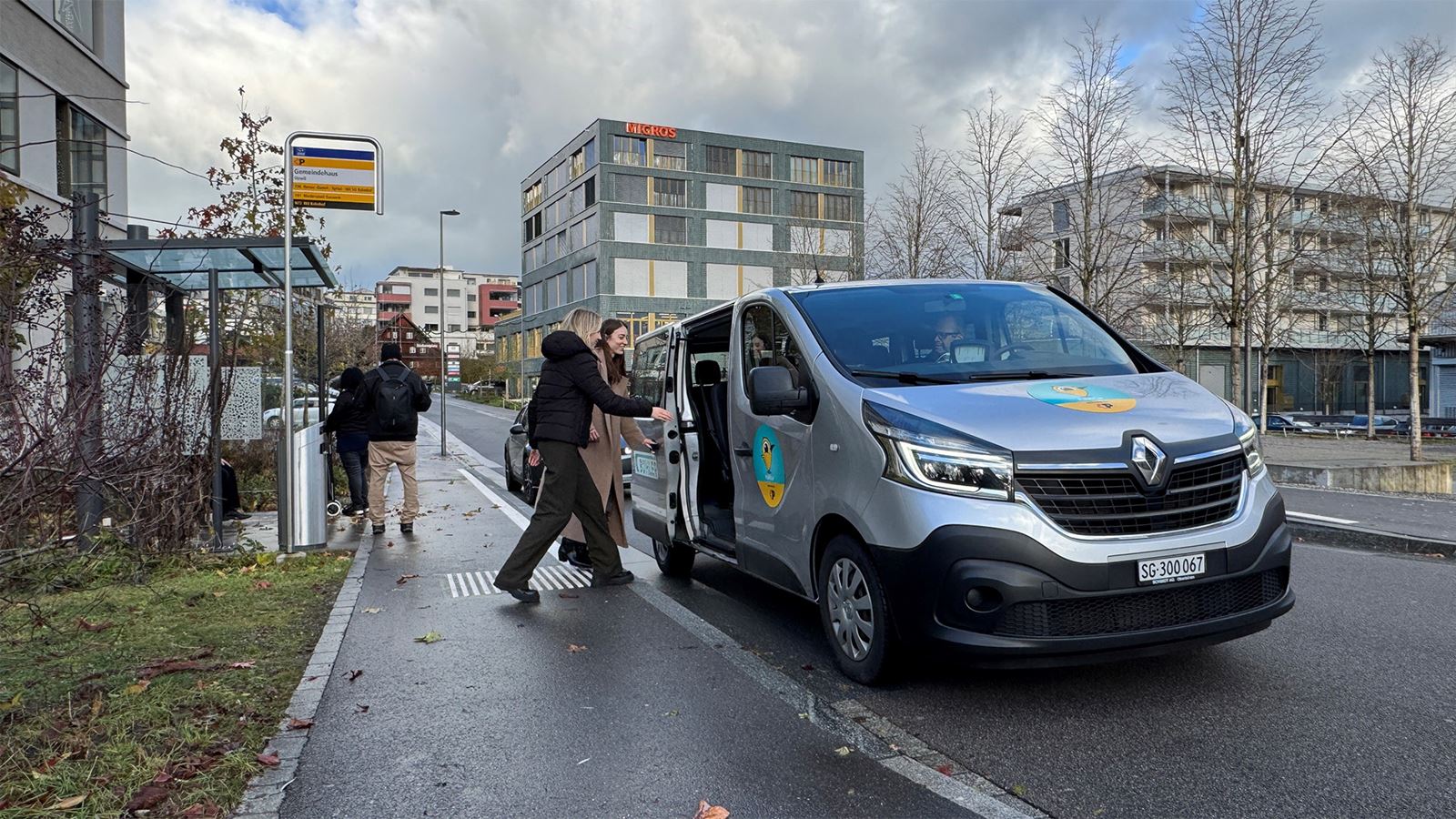 Two women get on to a PubliCar at a stop in Uzwil.