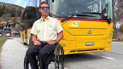 A paraplegic who works as a CarPostal driver? It is possible. David Dubuis has been transporting travelers to the Saviese region in Valais for five years. Here, the 40-year-old gives a glimpse of his history.
