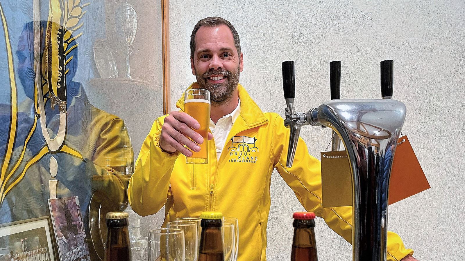 Stefan Stutz with a chorus of beer